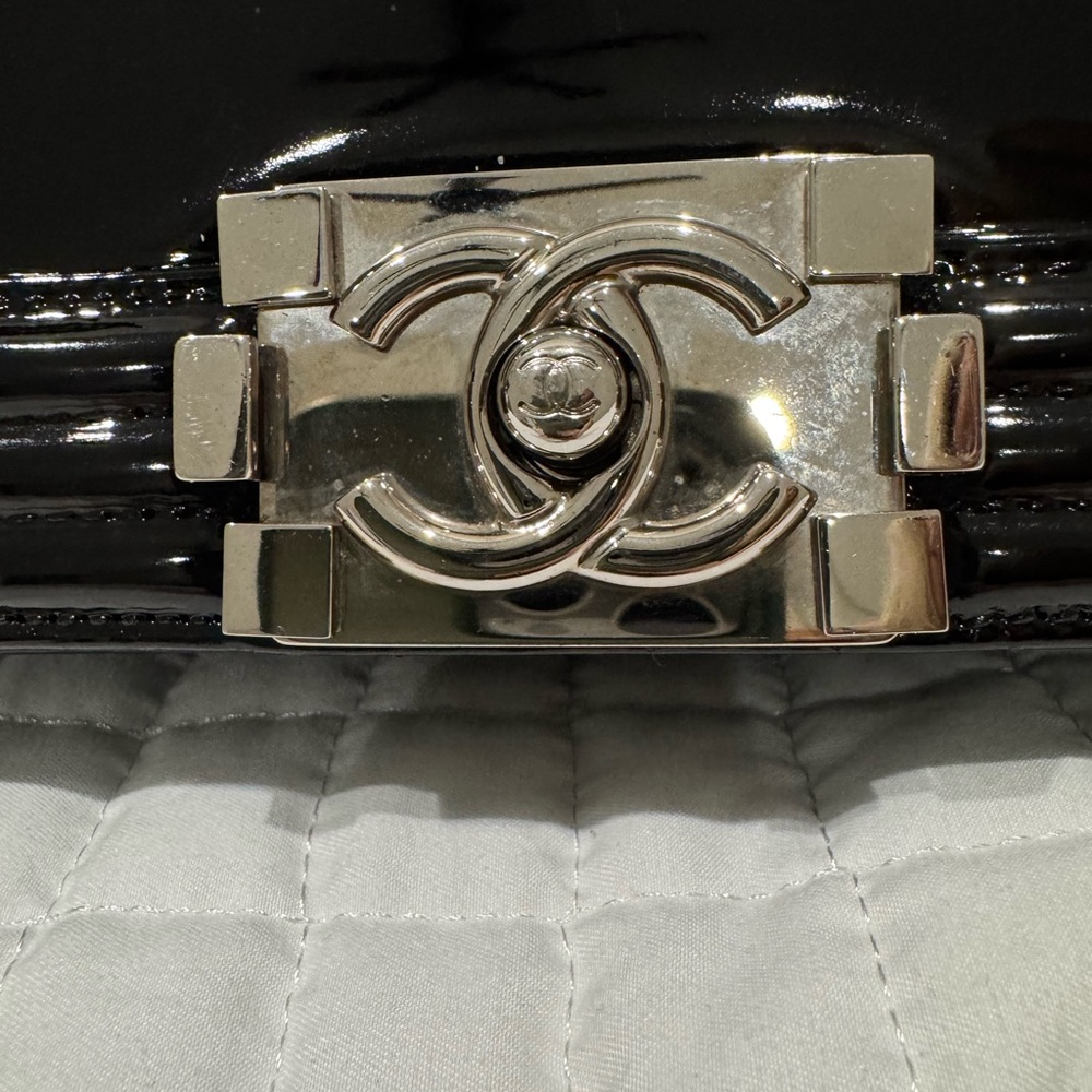 CHANEL black patent boy bag with silver hardware . - Picture 4 of 15